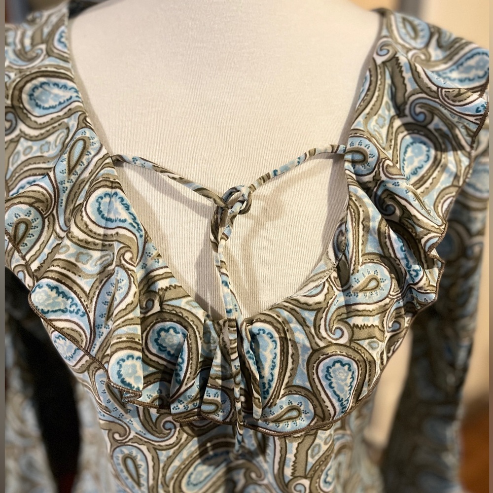 CASSIE’S XL Paisley Print Top. 100% polyester. RUNS SMALL. SEE MEASUREMENTS - Picture 3 of 9